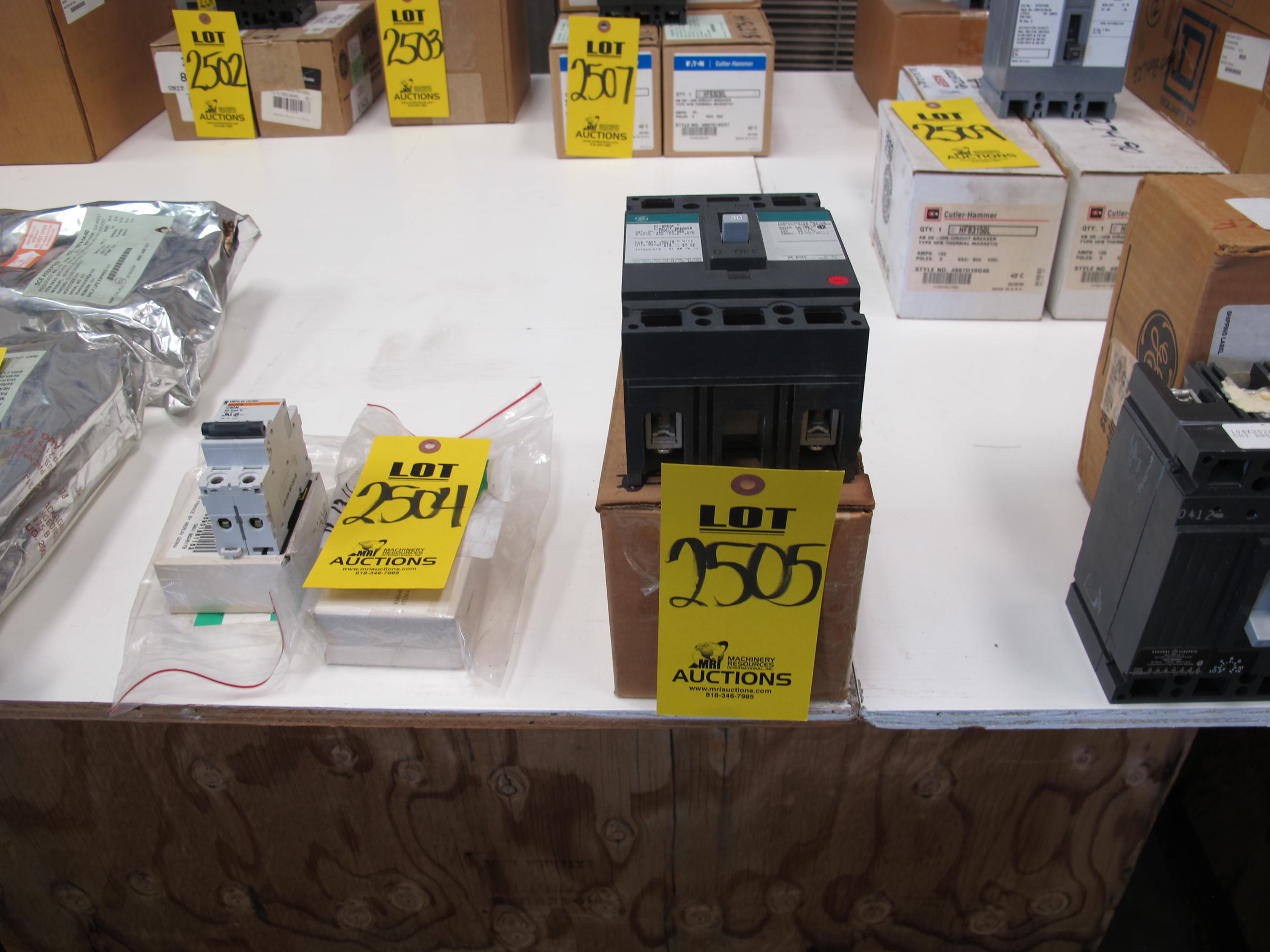 BREAKER, CIRCUIT TYPE, 30 AMP RATING, 480 AC VOLT RATING, 2 POLE, THERMAL MAGNETIC KIND. 3 WIRE, AMBIENT COMPENSATED MOLDED CASE CONSTRUCTION. PART # DD188C8966P307 (W-44) LOADING & HANDLING FEE $5-